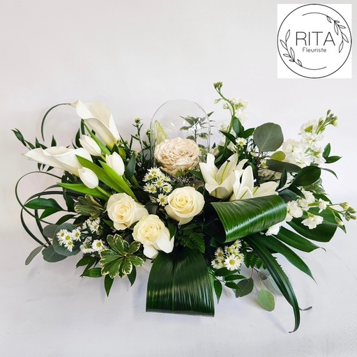 Composition de fleurs avec rose éternelle